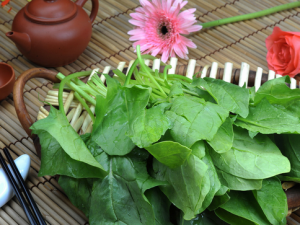 菠菜+堅果可以保護視力-食物正確搭配營養更好