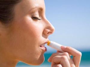 秋季嘴唇易干裂脫皮怎么辦？如何保養嘴唇