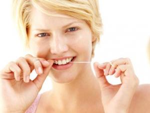 吃東西塞牙怎么辦？塞牙的危害有哪些？剔牙最好用牙線