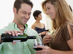 酒桌禮儀常識：斟酒敬酒禮儀應該注意哪些