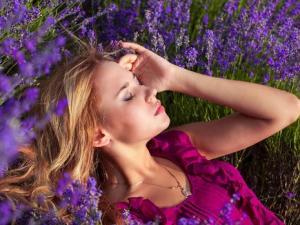 開燈睡覺易失眠，容易致失眠的7大壞習慣