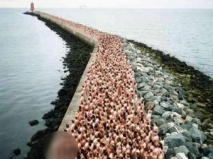 十八萬人集體群裸場面壯觀 與色情決無關(guān)系