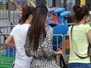 美女你的小手放哪里了？逛街伸進內褲注意形象啊