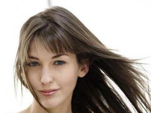 如何使用吹風機吹頭發？吹風機吹發型的正確方法