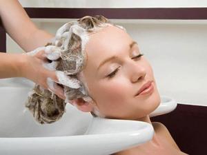 晚上睡前洗頭發好不好？女人該如何護理頭發