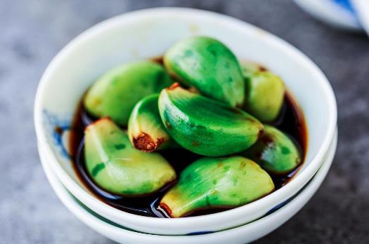 腌好的臘八蒜要一次性倒出嗎?臘八蒜吃起來怎么是辣的?