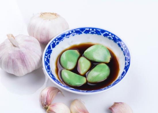 腌好的臘八蒜要一次性倒出嗎?臘八蒜吃起來怎么是辣的?