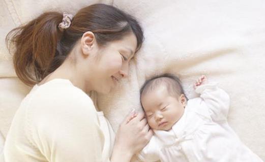 寶寶肚臍里的臟東西能用手摳嗎 怎樣保護寶寶的肚臍