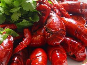 小龍蝦怎么剝殼？巧剝小龍蝦的方法