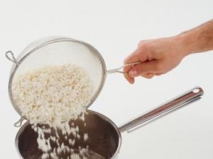 做大米飯怎樣淘米才正確？淘米煮飯最常見的誤區