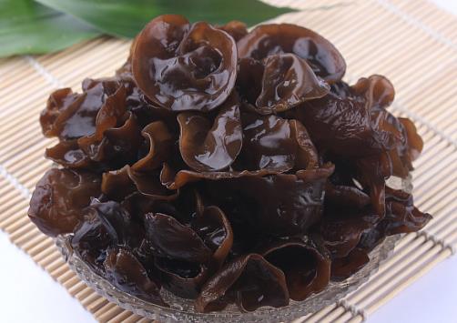 用熱水泡過的干木耳可以直接空腹食用嗎?