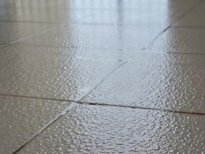 回南天衣物如何防潮？回南天墻上發(fā)霉怎么處理