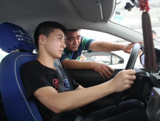 考駕照練車要給教練買東西嗎?考試科目一有什么好的方法