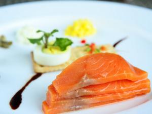 生吃三文魚？警惕食物中毒