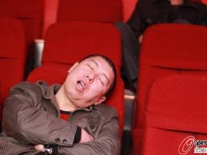 臺球比賽觀眾睡倒一片，92歲老太關注丁俊暉6年