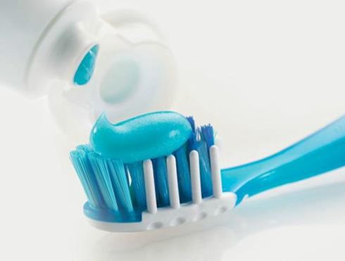 如何巧用牙膏貼畫？牙膏巧貼畫小竅門：用牙膏貼畫既牢靠又不損壞墻壁