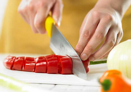 切辣椒辣手怎么辦？正確切辣椒的方法