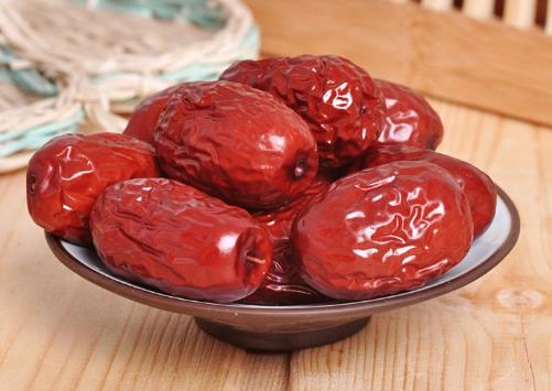 經期水腫的飲食要注意什么？經期水腫吃大棗好嗎