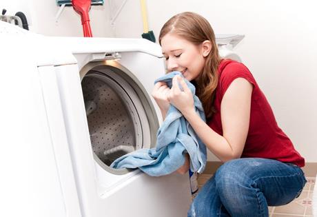 淋雨后怎么辦？被雨淋后快洗澡，衣服消毒分開洗