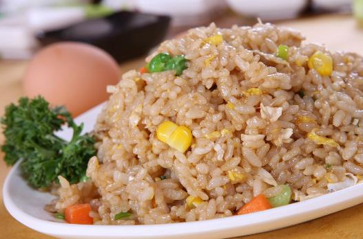 醬油炒飯?jiān)趺醋觯酷u油炒飯的做法