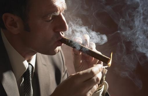 抽煙對(duì)于皮膚的危害：吸煙男人護(hù)膚須注意隔離和清潔
