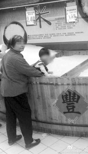 公德心缺乏!!“熊孩子”將超市米桶當沙灘在里面玩耍