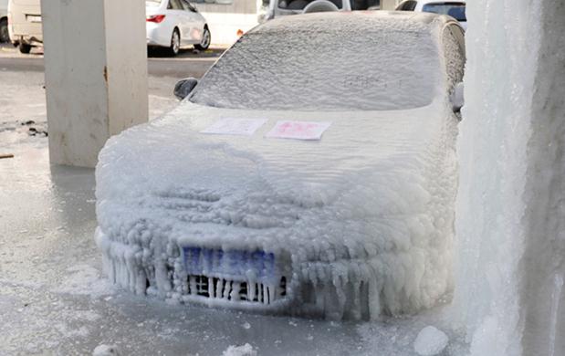 長春冰雕車:長春一轎車停在輕軌高架橋下被凍成“冰雕”