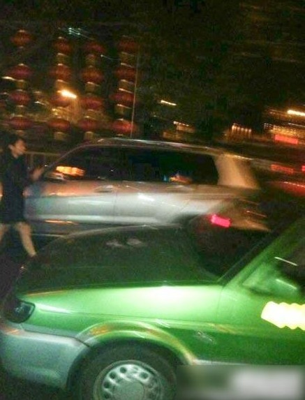 成都猛女鬧市區(qū)強(qiáng)奸過(guò)路男人，路邊野戰(zhàn)完事后提上褲子瀟灑離開(kāi)