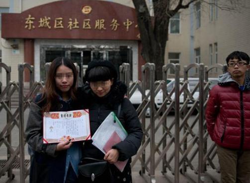 出柜拉拉登記結(jié)婚遭拒：百余名同性戀父母致信人大代表呼吁修改婚姻法