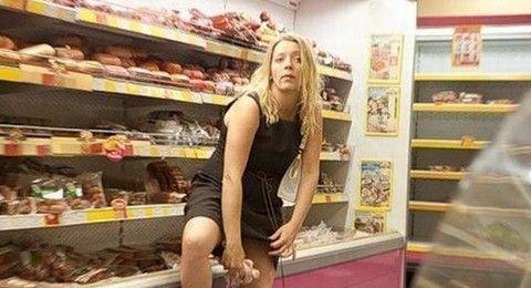 超市雷人一幕：強悍美女偷雞整只塞入陰道全過程