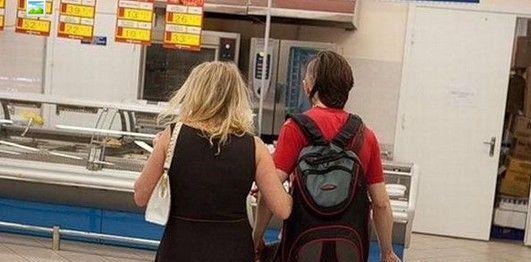 超市雷人一幕：強悍美女偷雞整只塞入陰道全過程