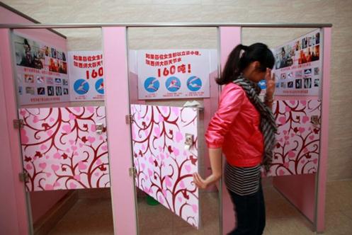 陜西師范大學(xué)女士站立小便器受冷落，引導(dǎo)器放置架落滿灰塵