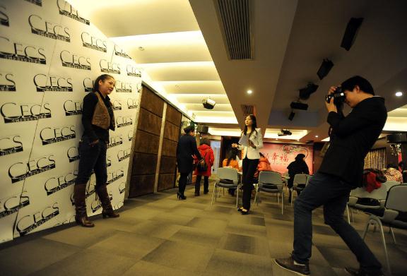 億萬(wàn)富豪相親團(tuán)走秀武漢遇冷，169名女孩赴約5人入圍