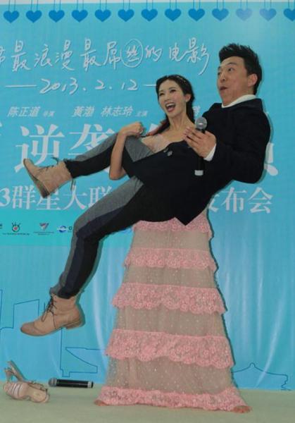 宅男女神林志玲當眾抱起黃渤，笑稱“這下有版面了吧”(圖)
