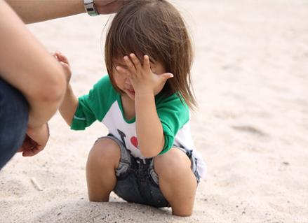 眼睛里進了沙子怎么辦？眼睛進了沙子巧處理