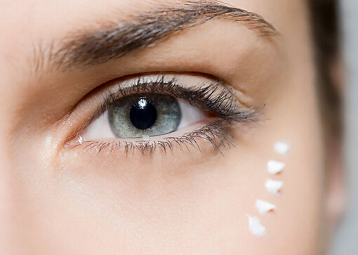 眼睛飛蚊癥是怎么回事?眼睛飛蚊癥怎么治療