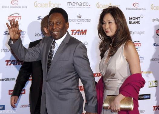 72歲球王貝利攜日本嬌妻現身 球王：她是我最后1射