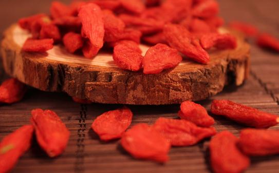 枸杞泡水有什么好處？怎么吃枸杞更好？