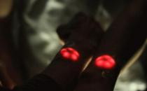 黑科技，生物黑客將LED燈移植體內