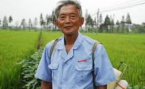 老人走路內八竟是關節炎？