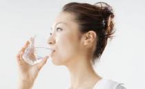 女人熬夜后吃什么好？多喝水可提神