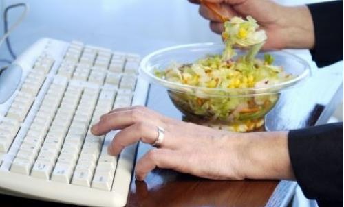 提醒!電腦前不宜擺放的物品