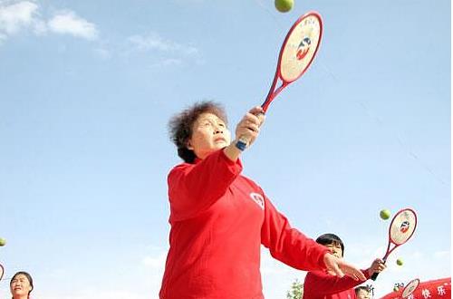 現(xiàn)身說(shuō)教柔力球活動(dòng)對(duì)老人好處