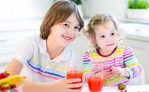 寶寶多大能喝果汁？寶寶添加果汁的原則