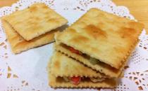 金槍魚夾心餅干的做法