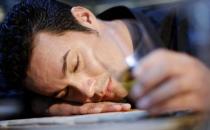 飲酒前后千萬別吃這些藥！