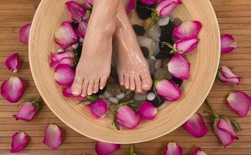 【泡腳】泡腳有什么好處_泡腳的最佳時間_腳臭用什么泡腳_用什么泡腳好