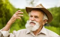 老人長時間戴帽子會脫發