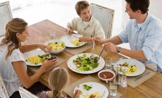 大吃大喝會增加胃部壓力！