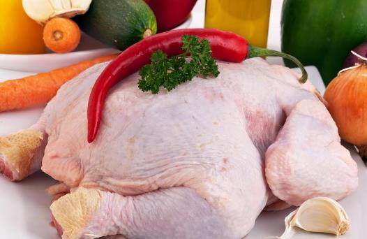 殺雞快速簡(jiǎn)單拔毛方法 殺雞拔毛水溫80℃左右最宜